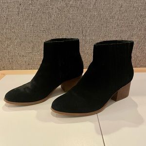 Black suede Aldo ankle shoes
